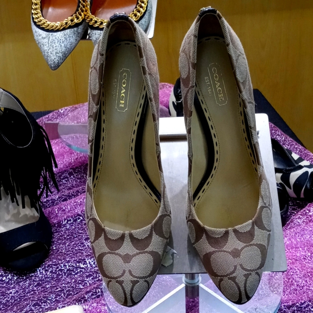 Coach Pumps